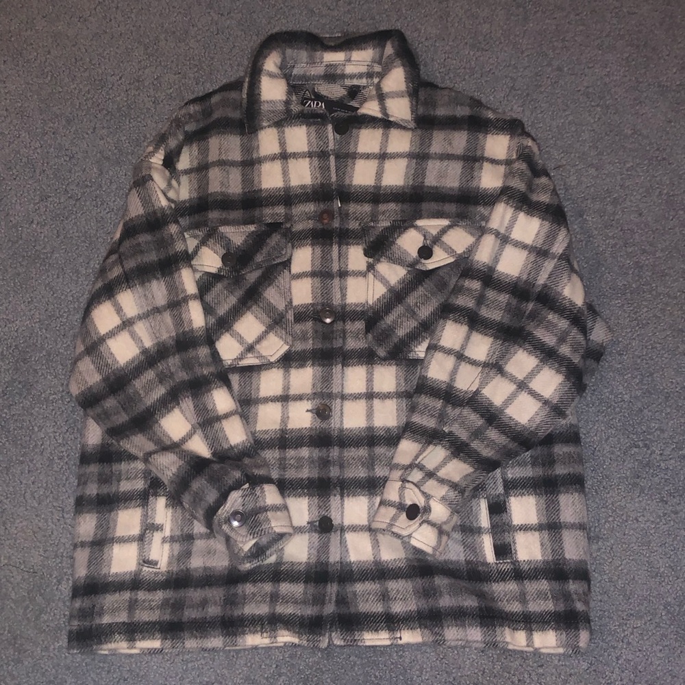 Zara Plaid Jacket in XS and has an Oversized Fit. Brand New with Tags.